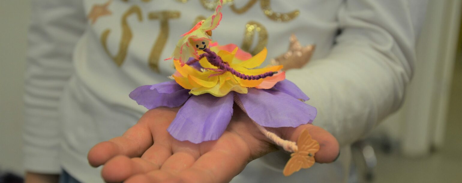 bērna roka un papīra lelle