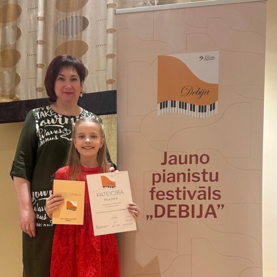 Mazas meitenes ar diplomu un pedogoģe